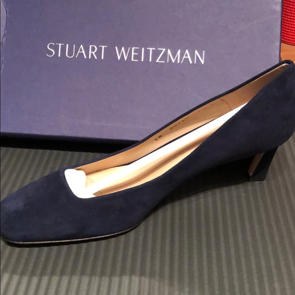 Brand new Stuart Weitzman kitten pumps in suede